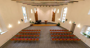 Großer Saal mit Konzertbestuhlung von Empore