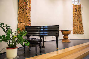 Altarplatz / Bühne mit Flügel