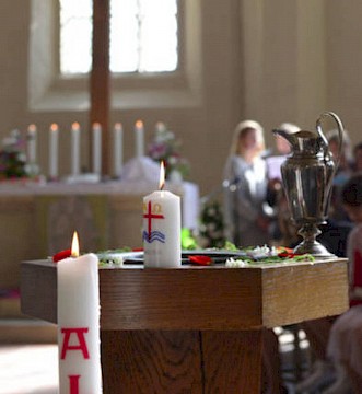 Taufstein mit Taufkerze